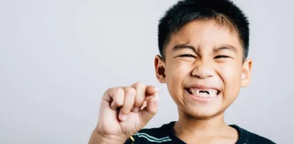 五歲換牙正常嗎？了解小朋友換牙時間、順序＆注意事項