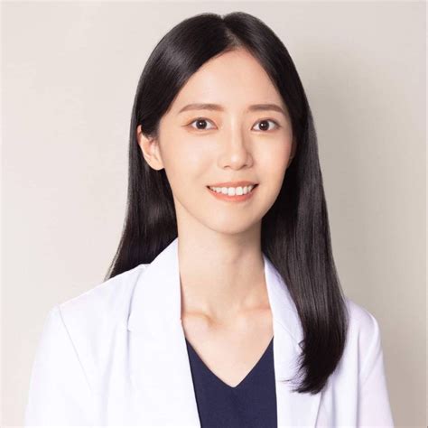 廖婉婷牙醫為兒童檢查牙齒