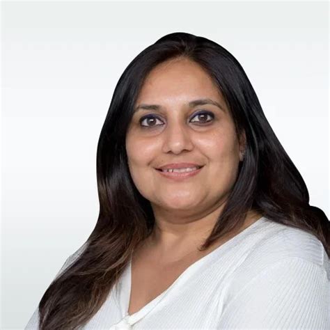 Purvi GOHIL牙醫 東涌海灣牙科駐診 洗牙與檢查情境示意